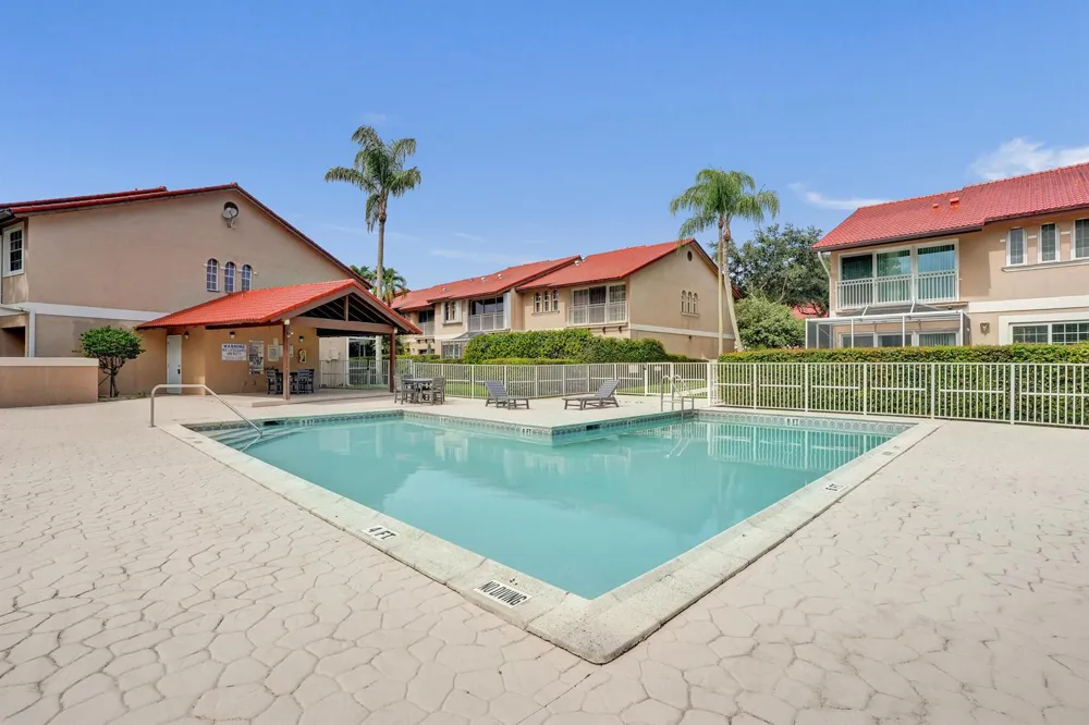4921 Riverside Drive #606 Coral Springs, FL 33067