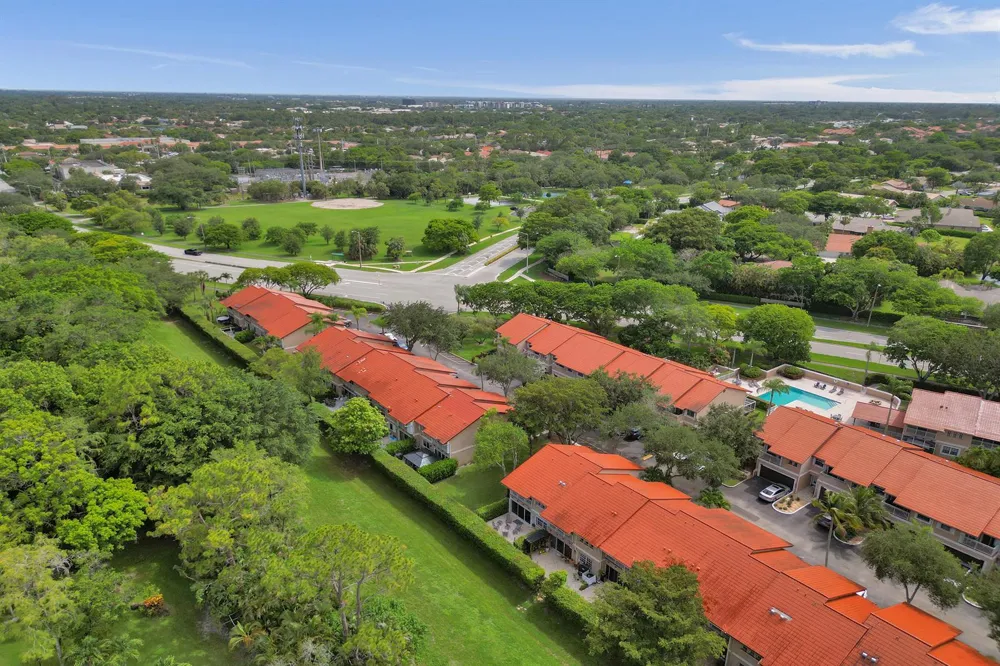 4921 Riverside Drive #606 Coral Springs, FL 33067