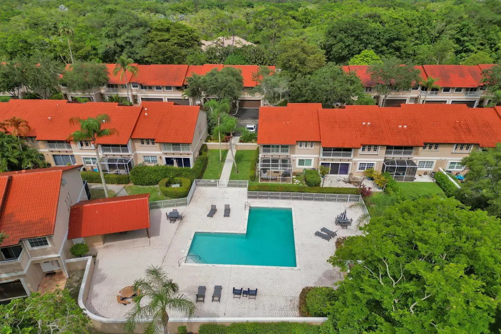 4921 Riverside Drive #606 Coral Springs, FL 33067