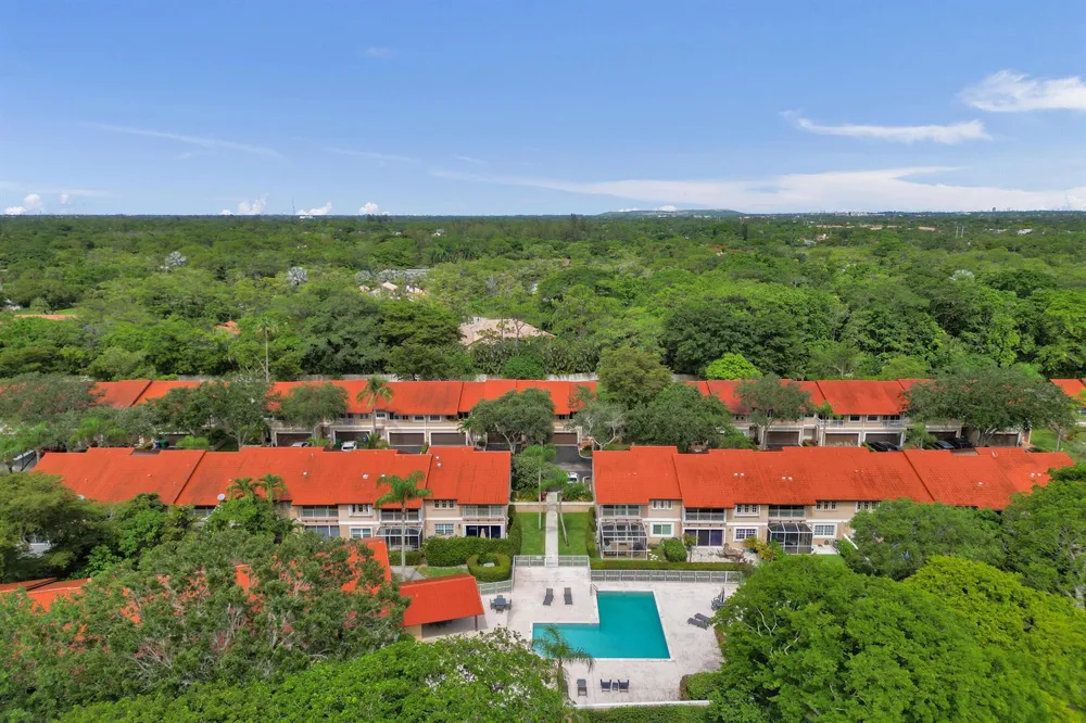 4921 Riverside Drive #606 Coral Springs, FL 33067
