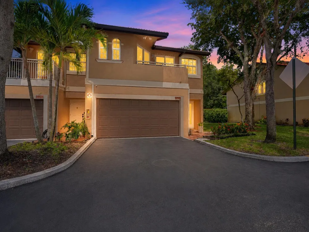 4921 Riverside Drive #606 Coral Springs, FL 33067