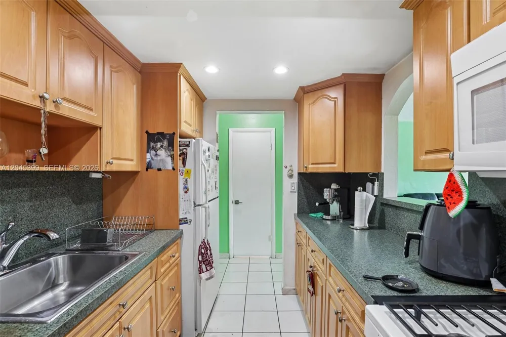 1300 W 53rd St #25 Hialeah, FL 33012