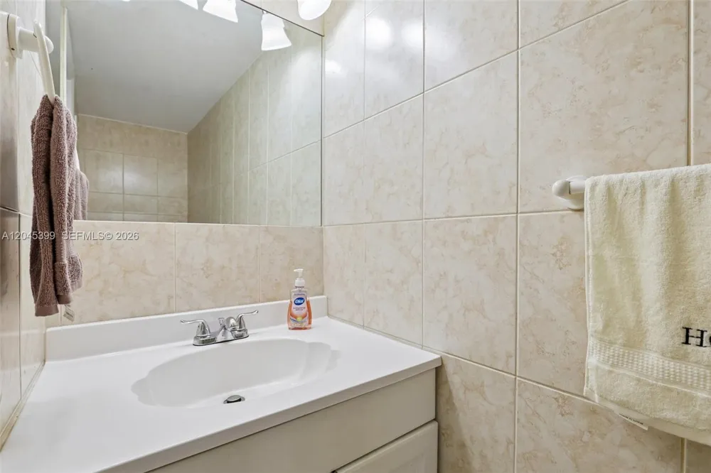 1300 W 53rd St #25 Hialeah, FL 33012