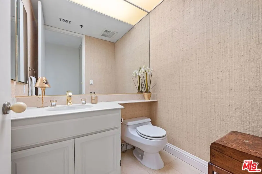 2132 Century Park Lane #103 Los Angeles, CA 90067