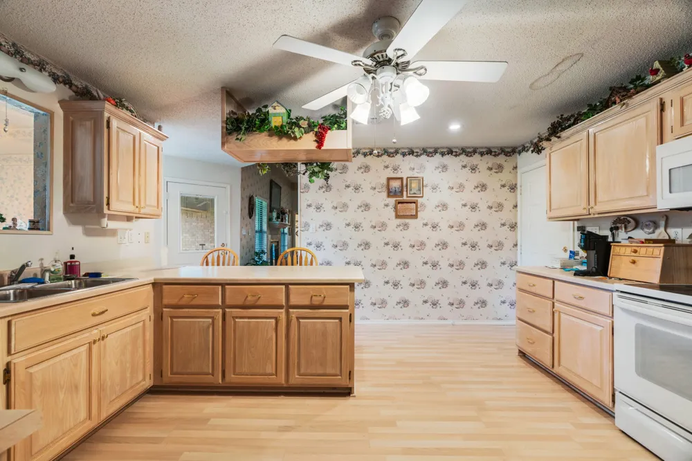 570 Center Blossom, TX 75416