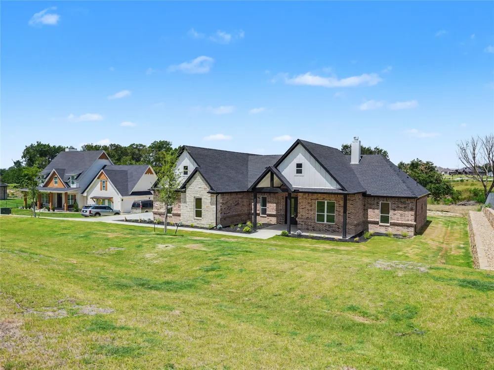 328 Slimp Bluff Avenue Azle, TX 76020
