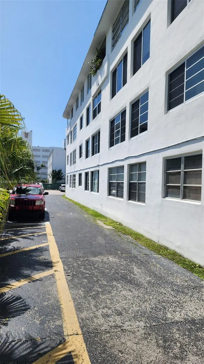 1075 93rd St #304 Bay Harbor Islands, FL 33154