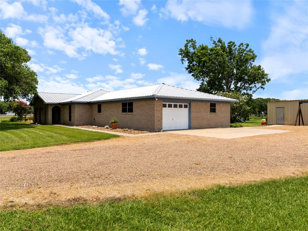 1201 Fm 1862 Blessing, TX 77419