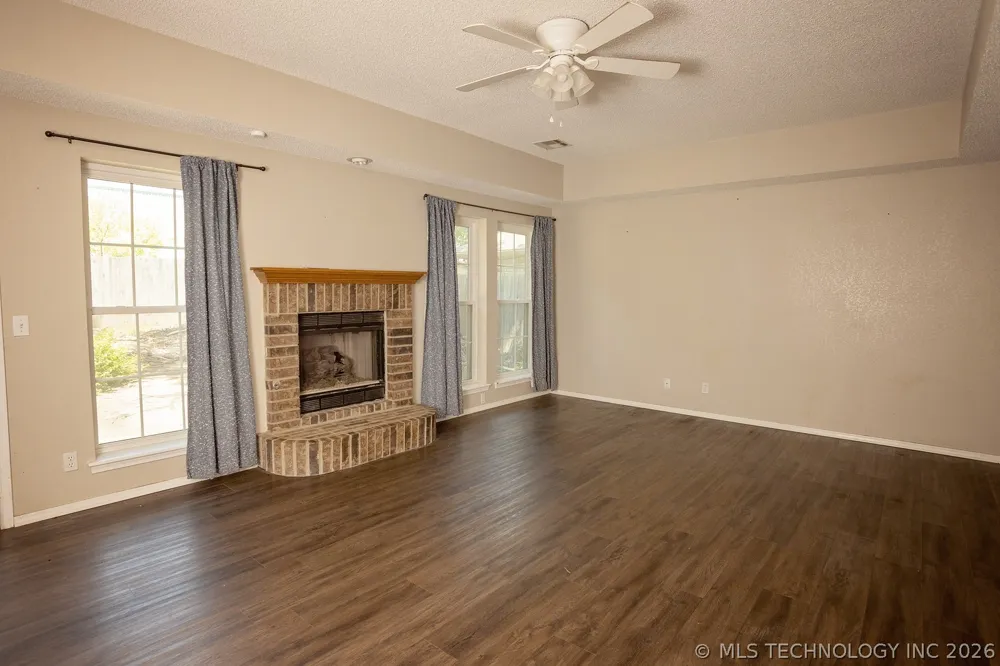 904 Hemlock Avenue Broken Arrow, OK 74012