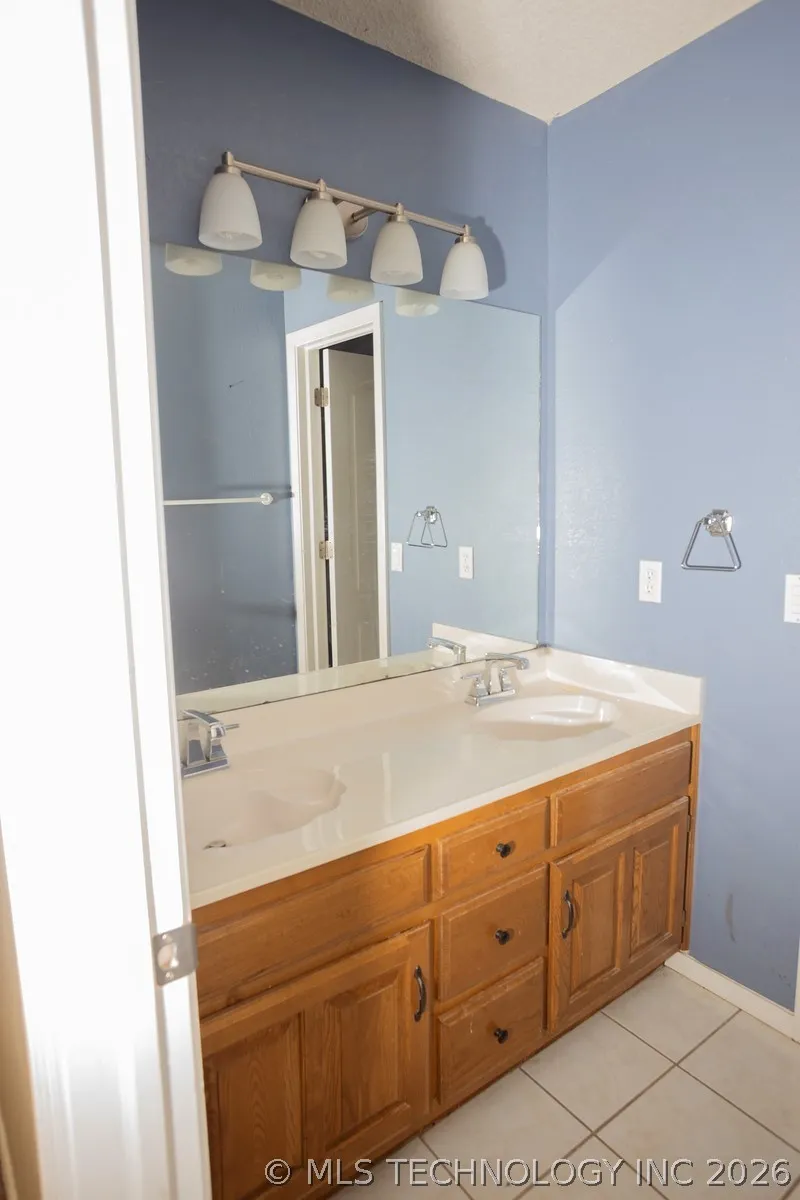 904 Hemlock Avenue Broken Arrow, OK 74012