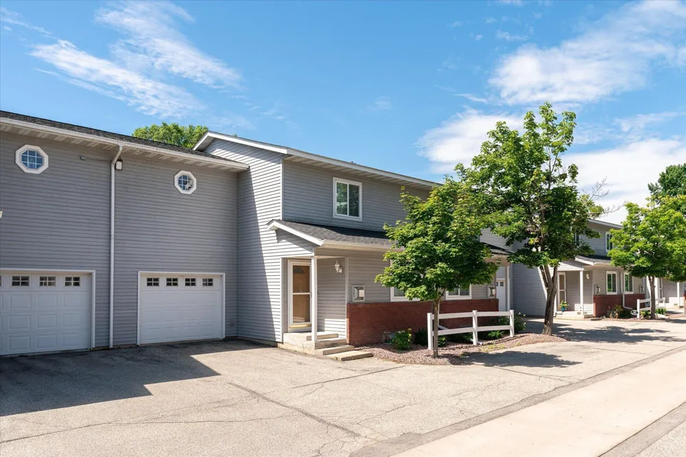 808 Cedar Drive #B La Crescent, MN 55947