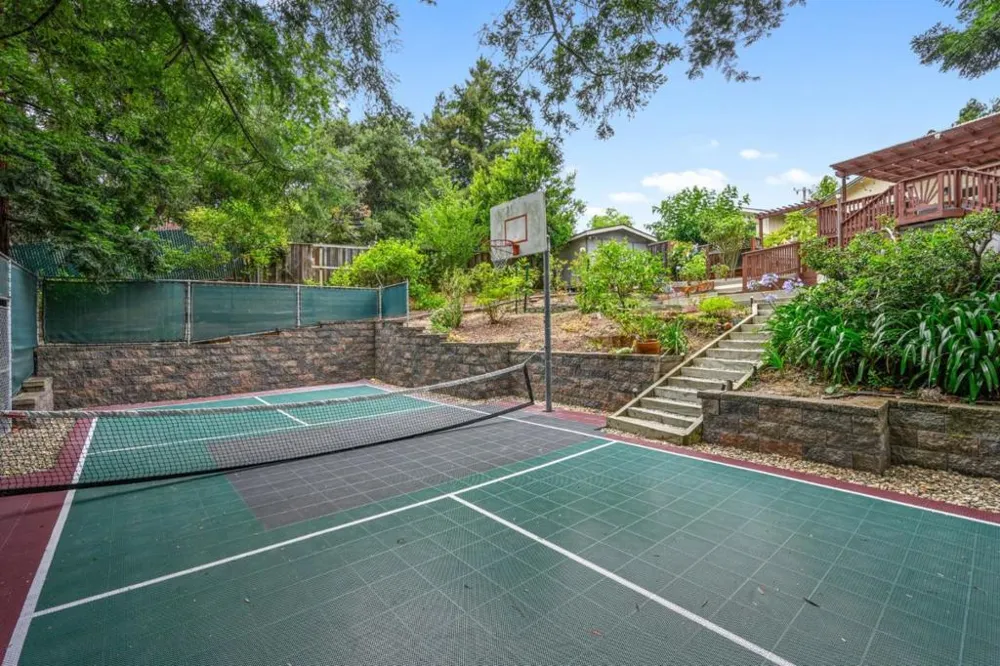 17529 Mayflower Drive Castro Valley, CA 94546