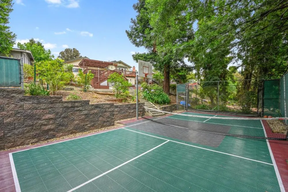 17529 Mayflower Drive Castro Valley, CA 94546