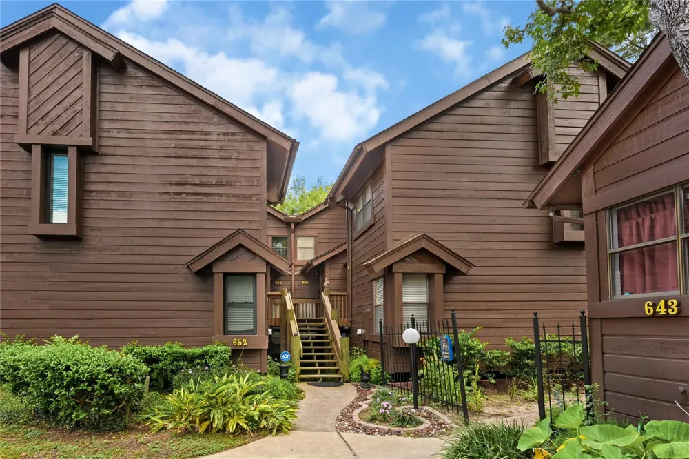 647 Davis Road League City, TX 77573