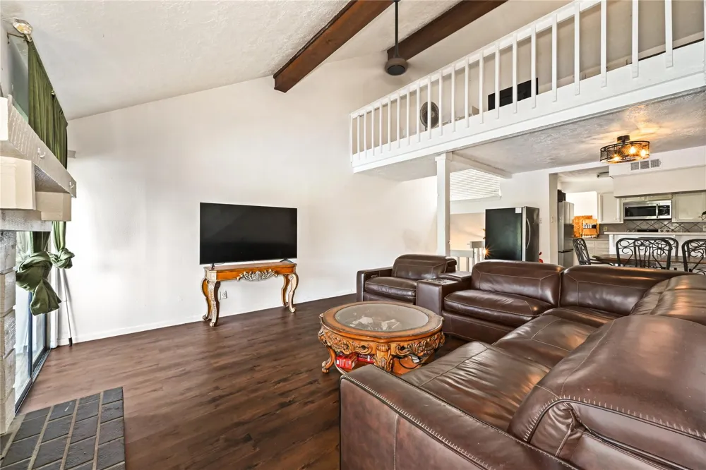647 Davis Road League City, TX 77573