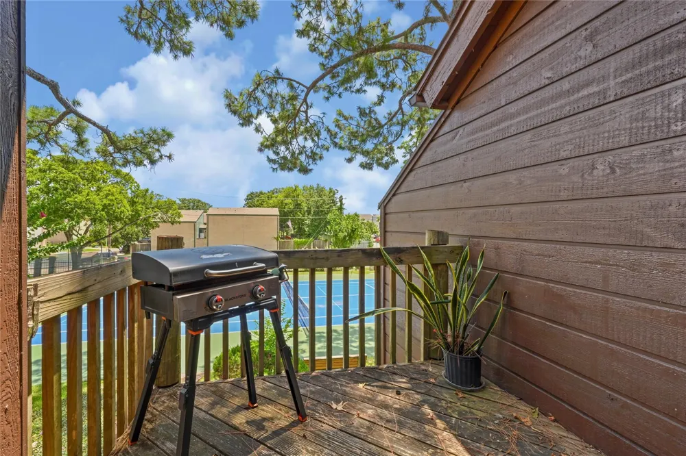 647 Davis Road League City, TX 77573