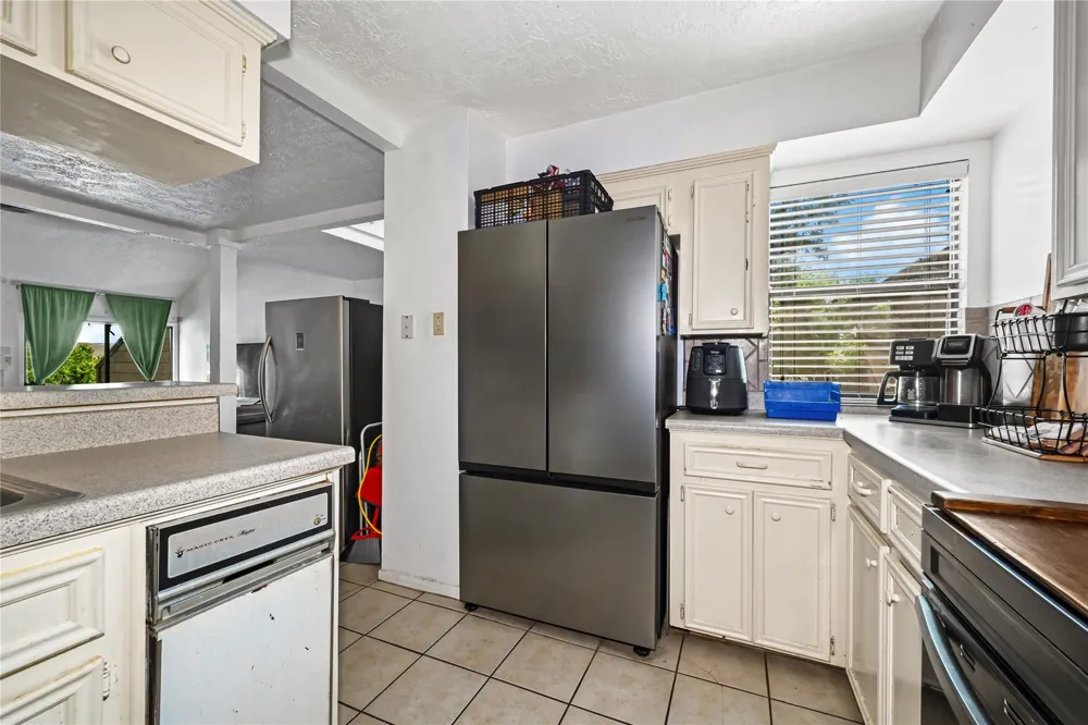 647 Davis Road League City, TX 77573