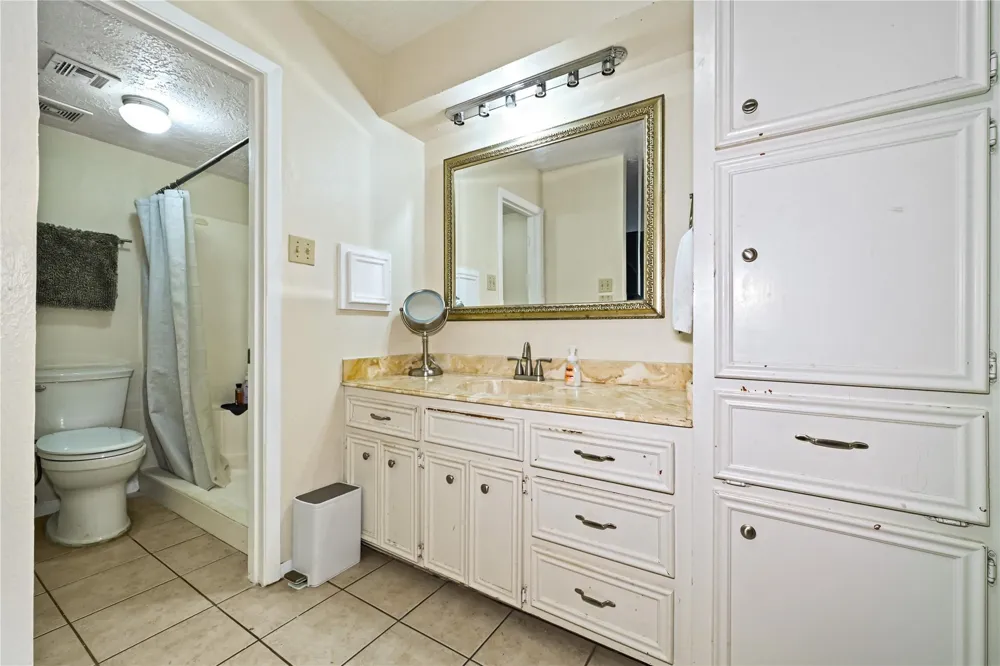 647 Davis Road League City, TX 77573