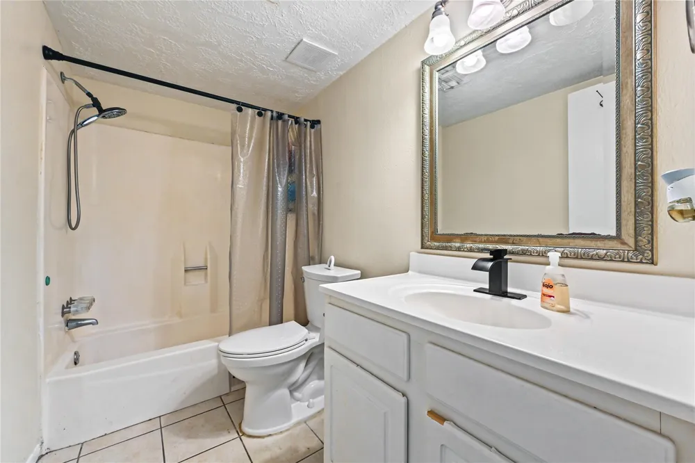 647 Davis Road League City, TX 77573