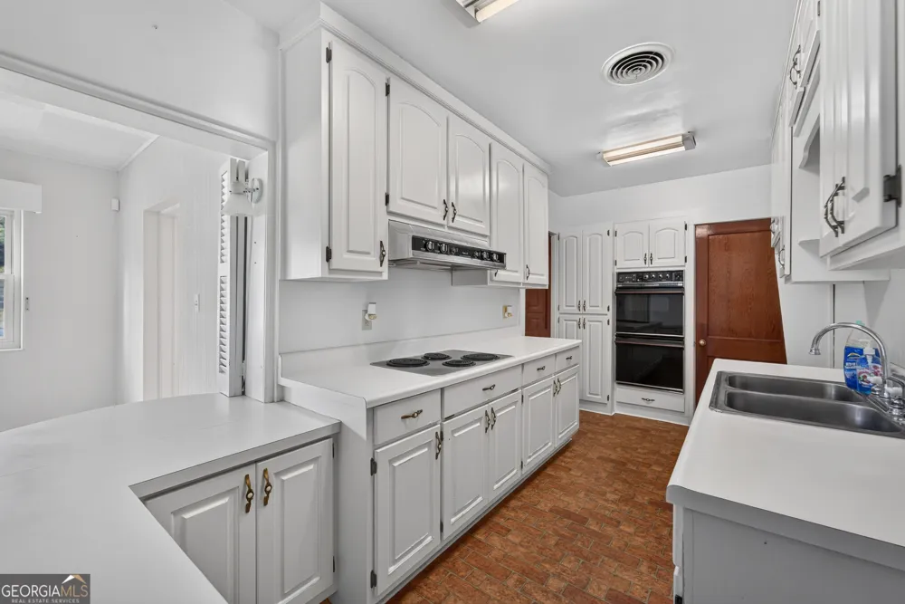 808 Seminole TRL Waycross, GA 31501