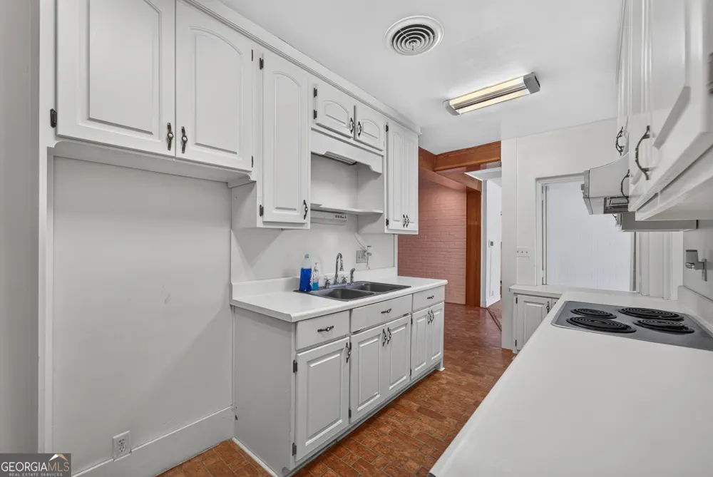 808 Seminole TRL Waycross, GA 31501