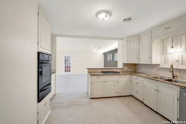 801 26TH ST Hondo, TX 78861