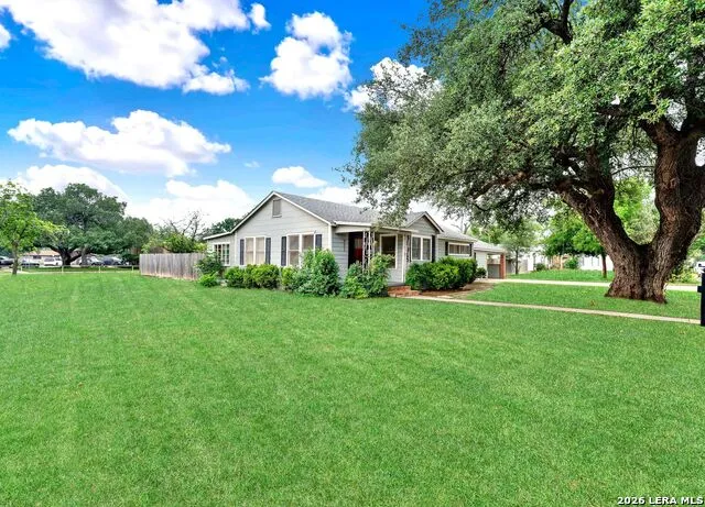 801 26TH ST Hondo, TX 78861