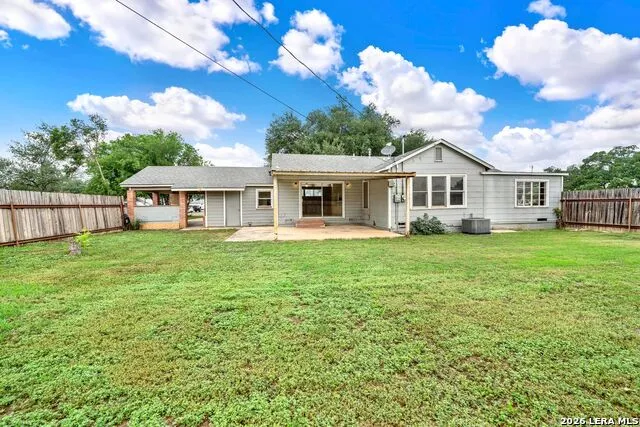 801 26TH ST Hondo, TX 78861