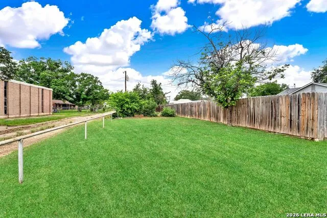 801 26TH ST Hondo, TX 78861