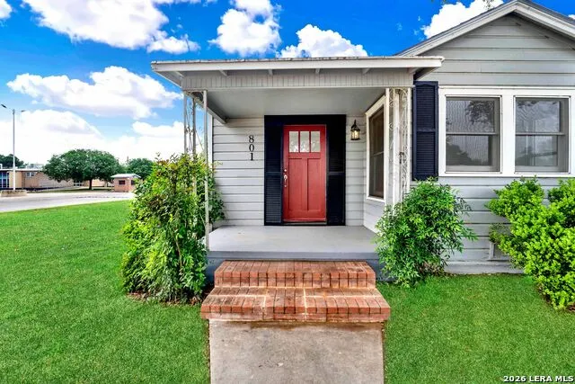 801 26TH ST Hondo, TX 78861