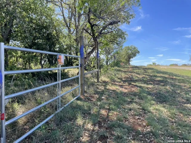10306 FM 1681 Nixon, TX 78140