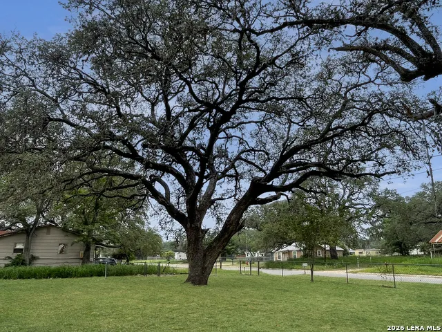 822 Market St Pleasanton, TX 78064