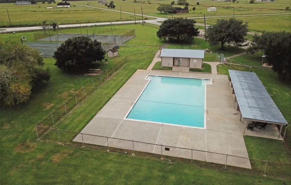 352 Horse Shoe Trail Angleton, TX 77515