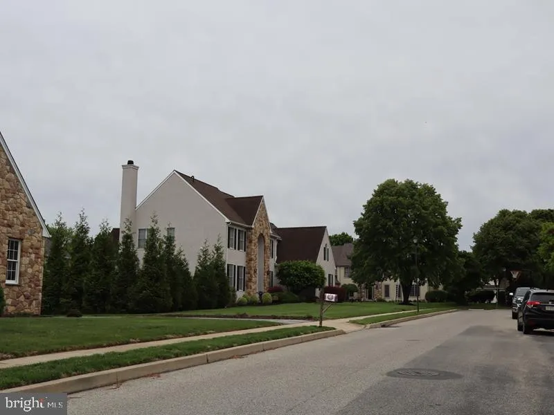 1 KATHRYN LANE Broomall, PA 19008