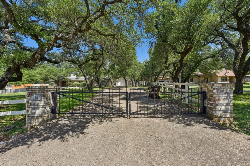 1915 Oak Forest Drive Round Rock, TX 78681