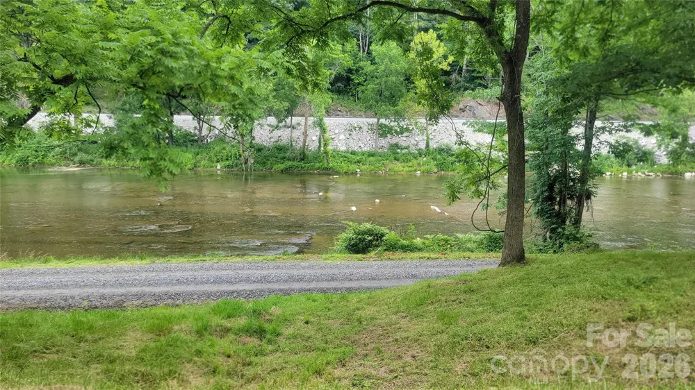 2079 Roses Branch Road Green Mountain, NC 28740