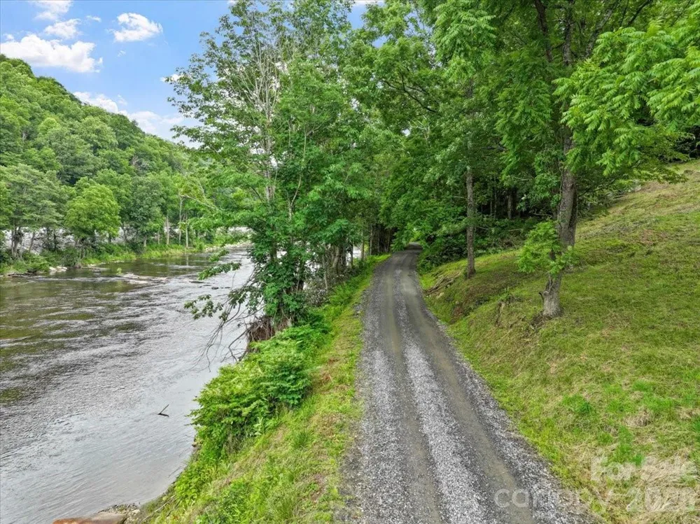 2079 Roses Branch Road Green Mountain, NC 28740