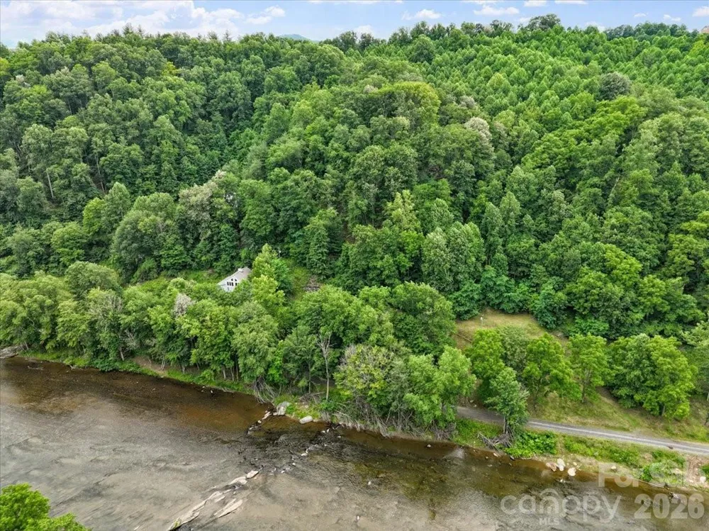 2079 Roses Branch Road Green Mountain, NC 28740