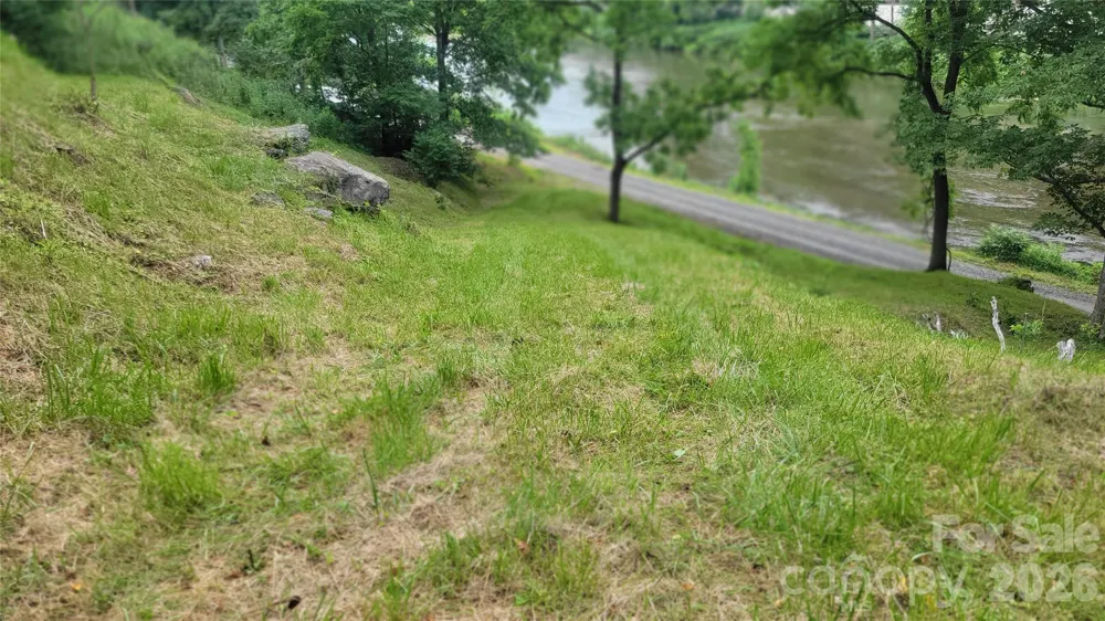 2079 Roses Branch Road Green Mountain, NC 28740