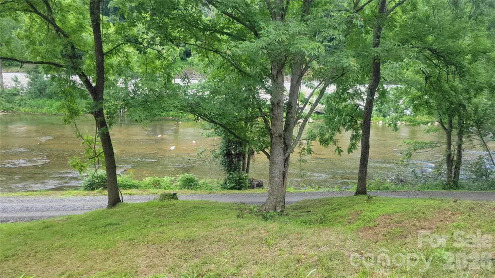 2079 Roses Branch Road Green Mountain, NC 28740