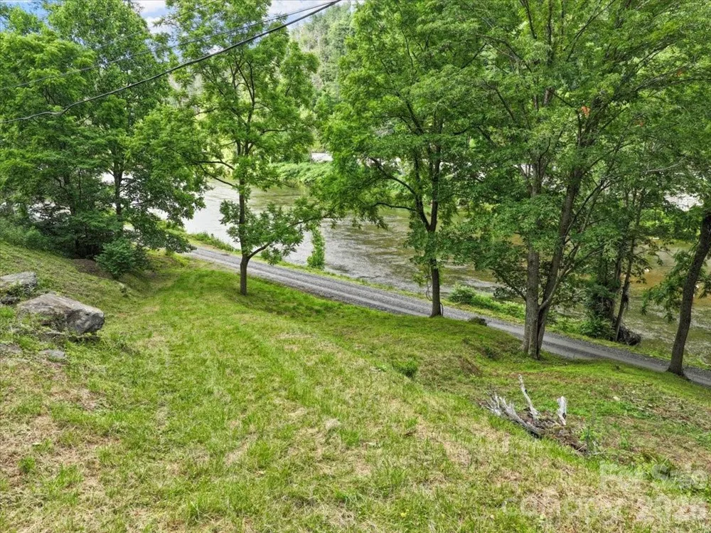 2079 Roses Branch Road Green Mountain, NC 28740