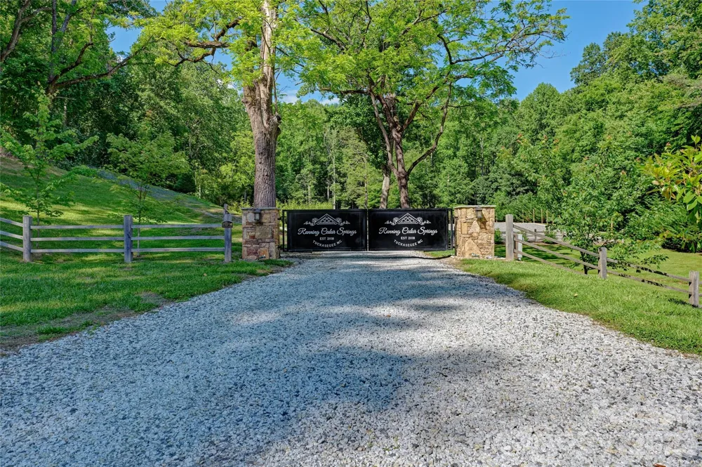 4017 Canada Road Tuckasegee, NC 28783