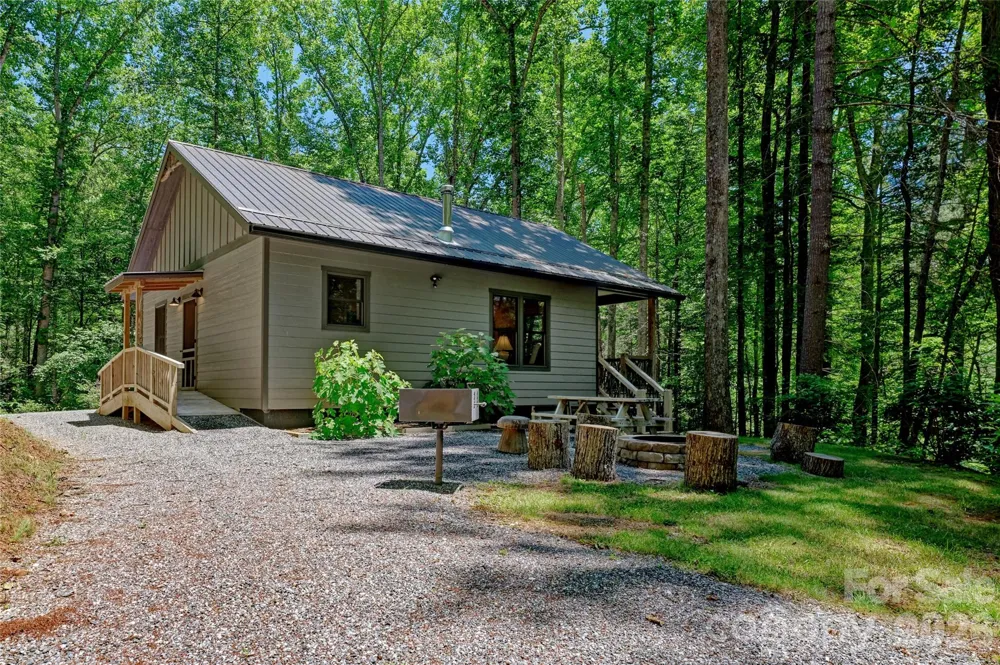 4017 Canada Road Tuckasegee, NC 28783