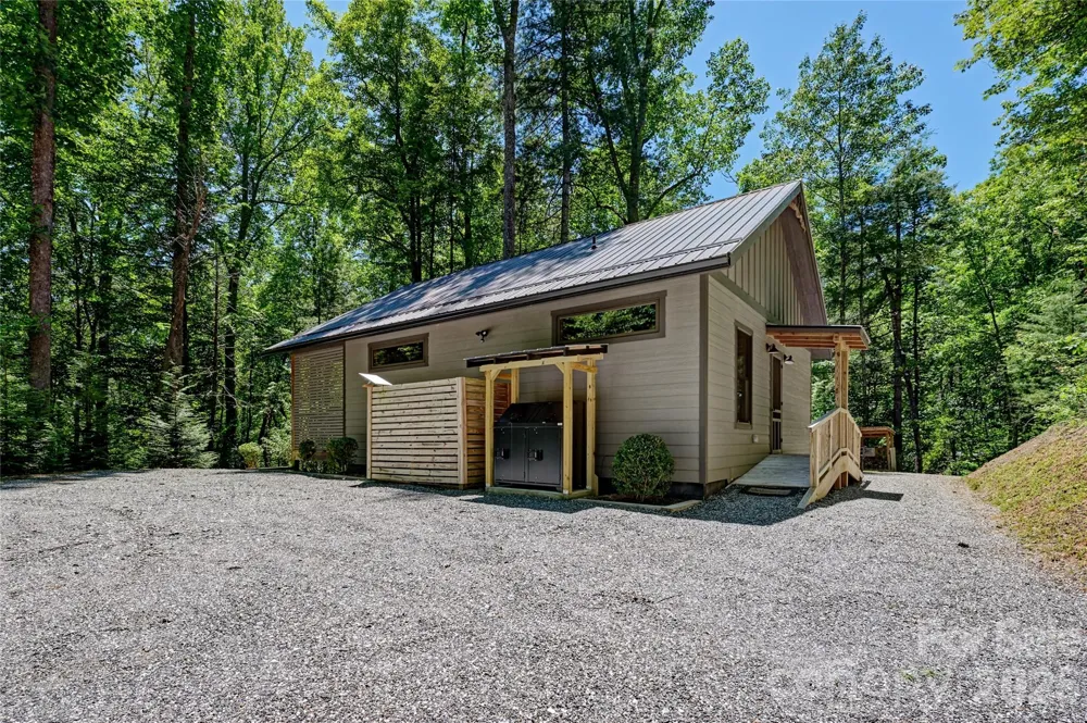 4017 Canada Road Tuckasegee, NC 28783