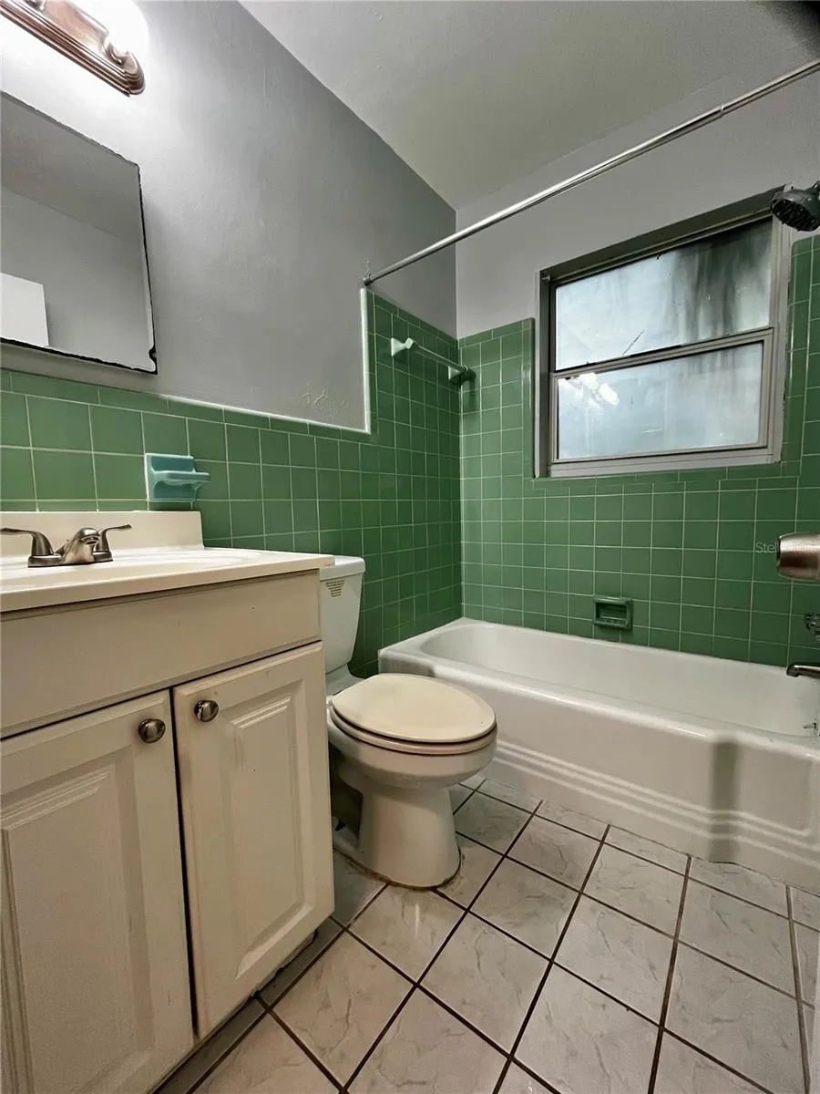 1411 KENNYWOOD DRIVE #Apt B Largo, FL 33770