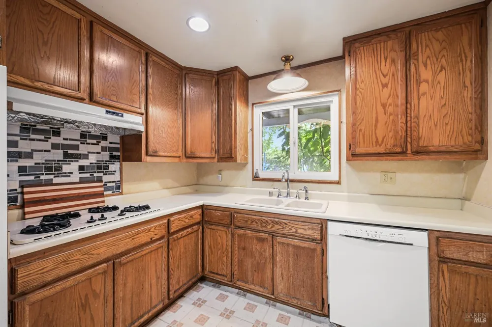 613 Ashbury Avenue Santa Rosa, CA 95404