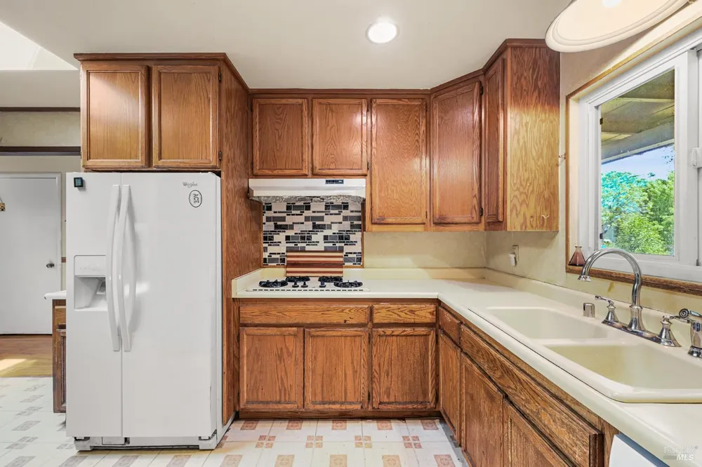613 Ashbury Avenue Santa Rosa, CA 95404