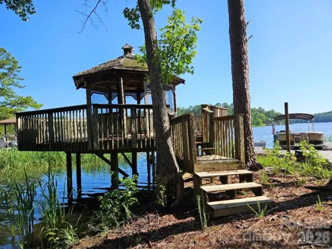 1043 Woodside Drive