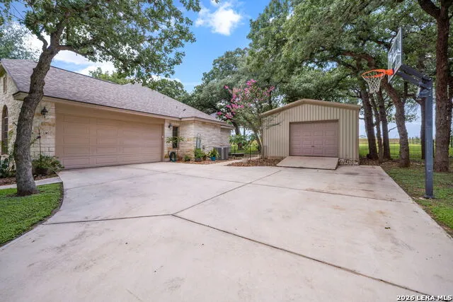351 ROSEWOOD DR La Vernia, TX 78121