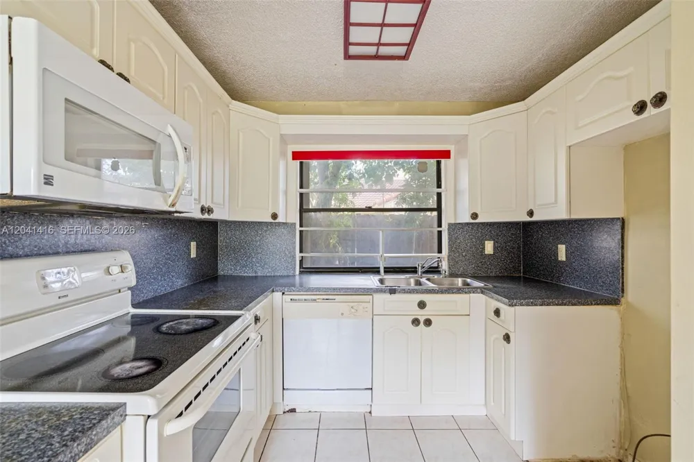 6233 NW 170th Ter Miami, FL 33015
